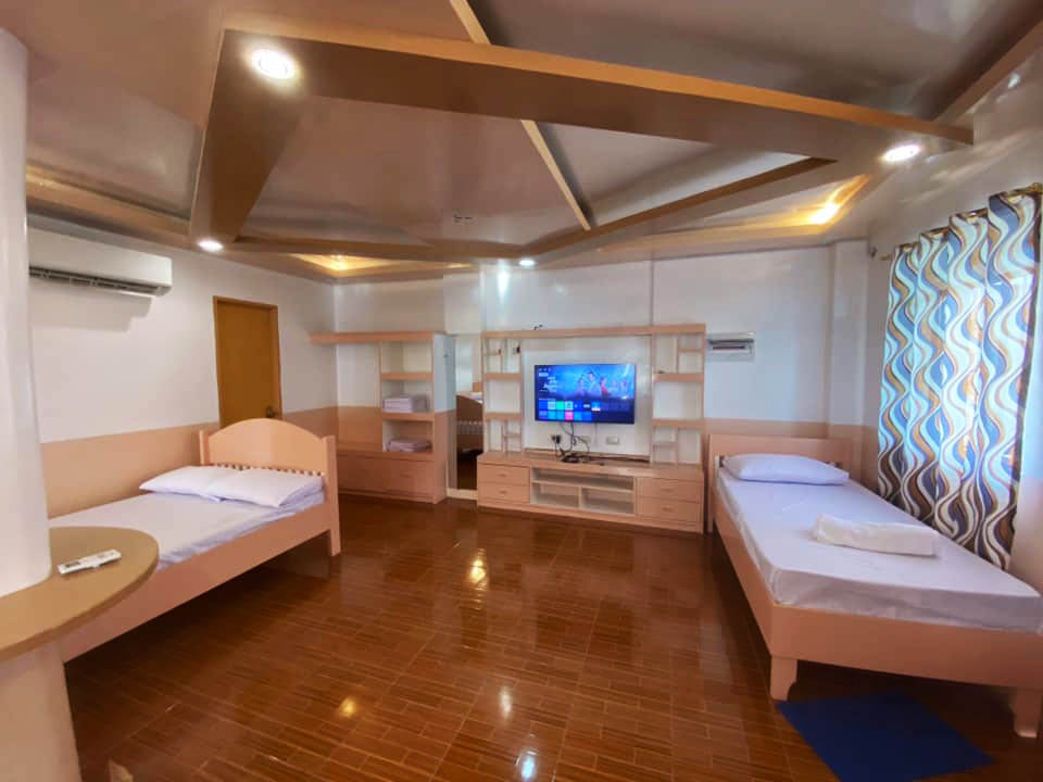 One of the rooms in Asemco Hilltop complete with bed, toiled, air condition, and a working TV.