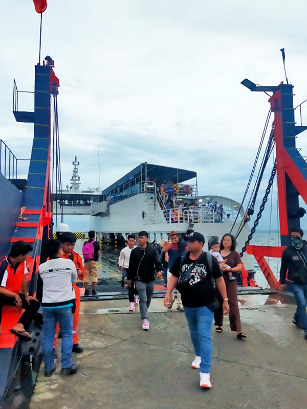 Passengers alighting from Fast Cat Ferry.