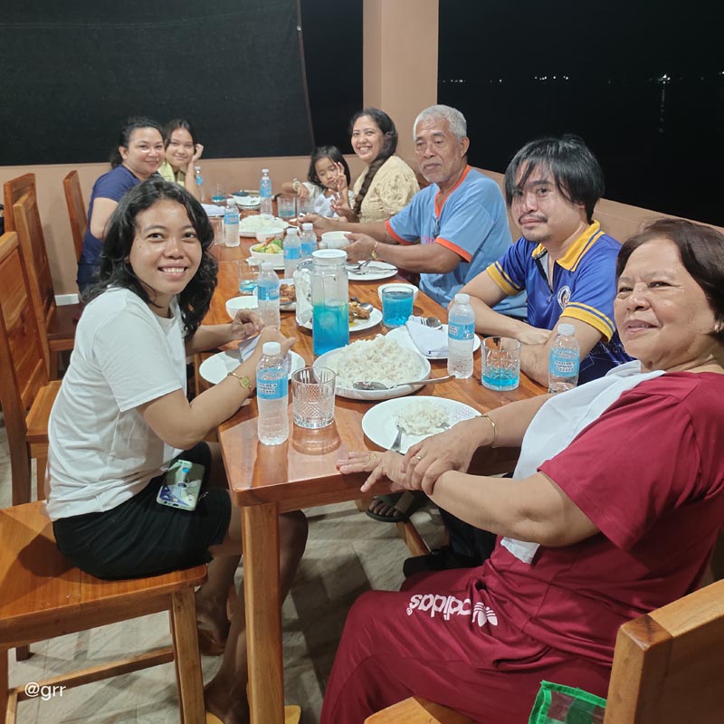 Family having their dinner in Villa Celestino's seaside bistro.