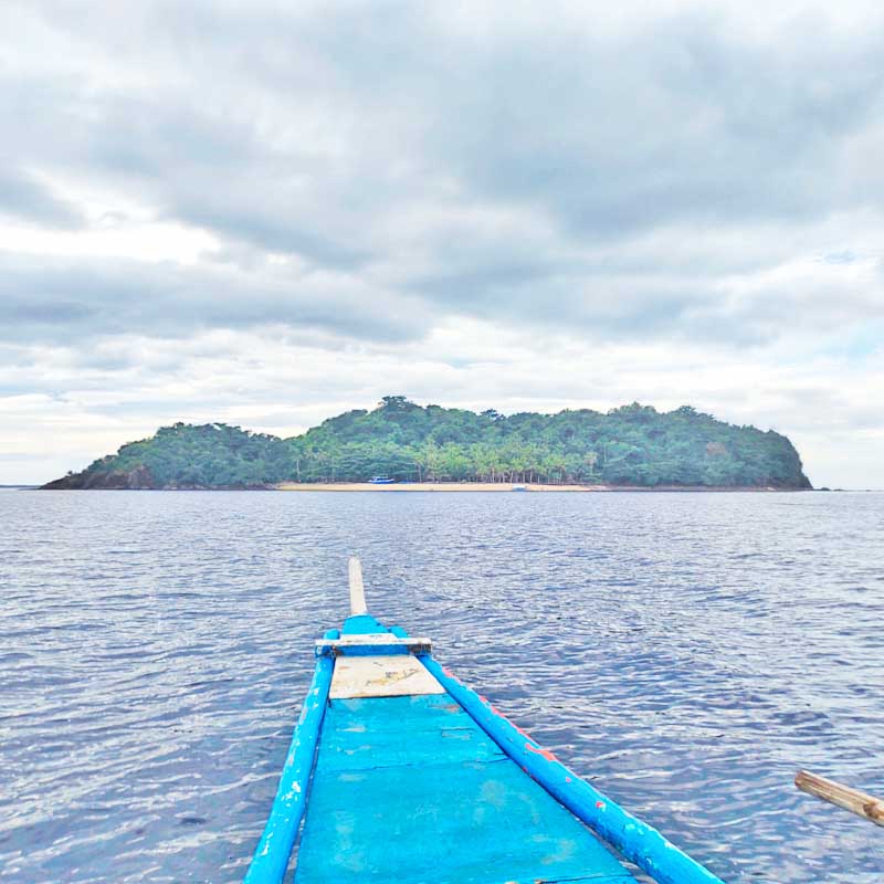 A blue pump boat headed to Dalutan Island.